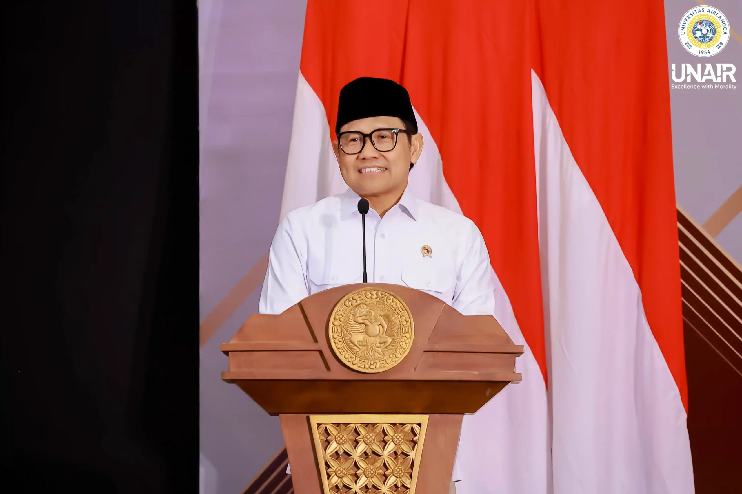 Dr (HCUA) Drs A Muhaimin Iskandar M, Menteri Koordinator Pemberdayaan Masyarakat Republik Indonesia saat menjadi keynote speaker (Foto: PKIP UNAIR)