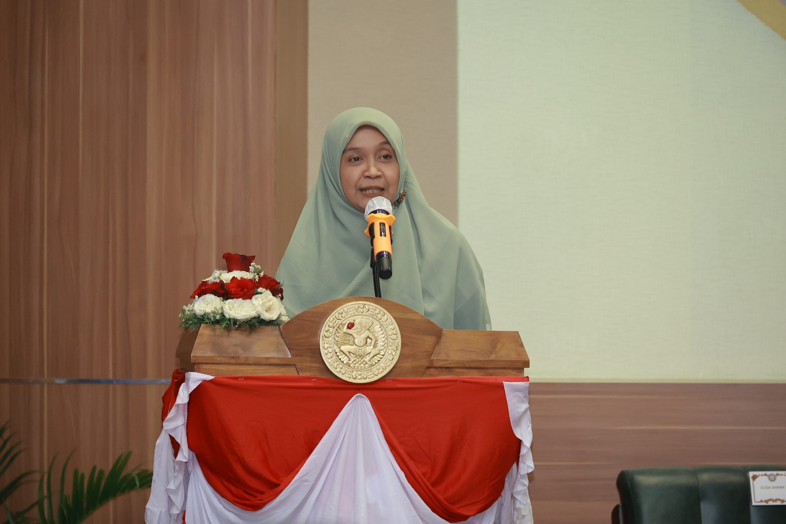 Wakil Dekan 1 FF, Dr Riesta Primaharinastiti SSi MSi Apt dalam menyampaikan sambutannya dalam kegiatan pemaparan calon dekan FF. (Foto: PKIP UNAIR)