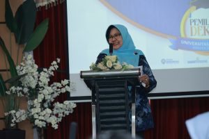 Prof Dr Mirni Lamid drh MP, Dekan FKH saat menyampaikan sambutanya dalam kegiatan pemaparan calon dekan. (Foto: PKIP UNAIR)