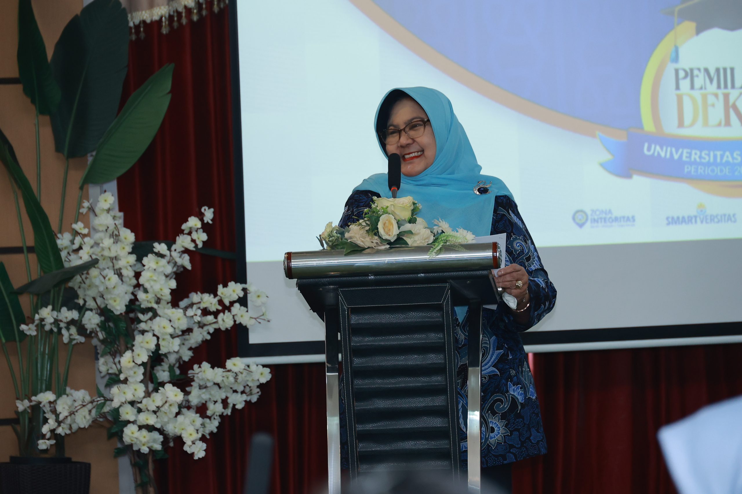 Prof Dr Mirni Lamid drh MP, Dekan FKH saat menyampaikan sambutanya dalam kegiatan pemaparan calon dekan. (Foto: PKIP UNAIR)