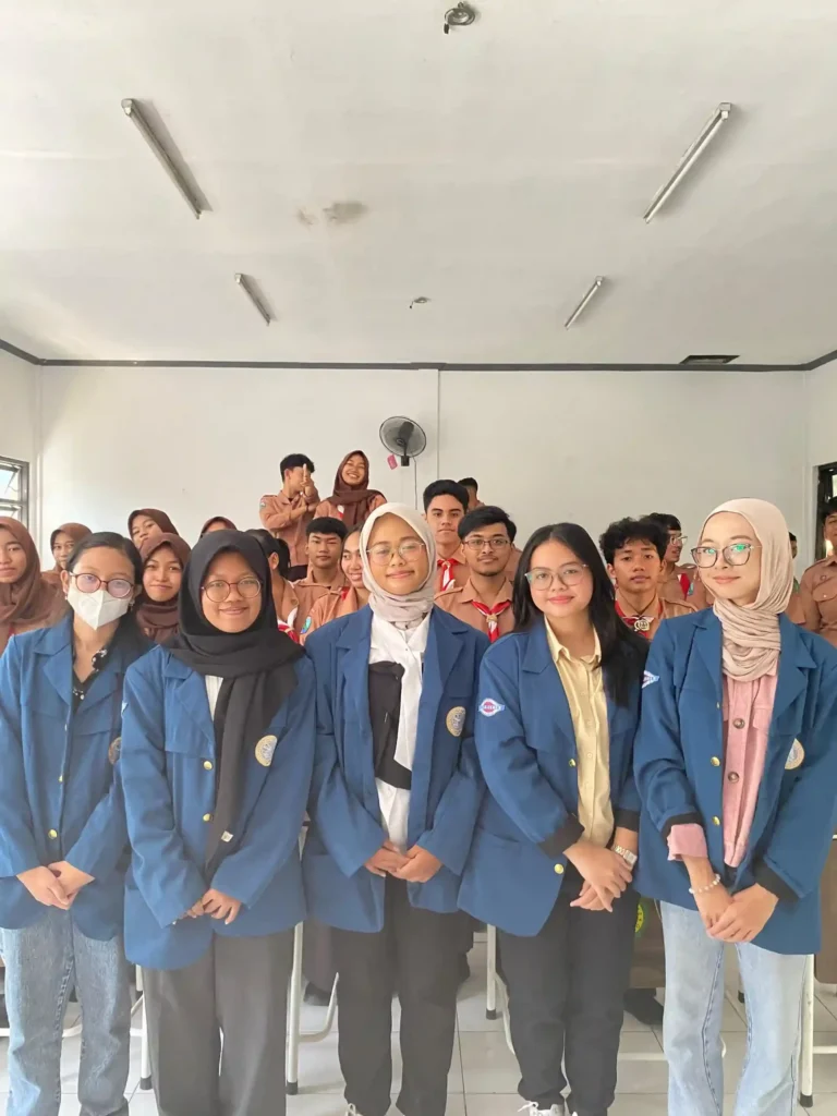 Mahasiswa FEB UNAIR saat melakukan sosialisasi di SMA untuk program Peduli UMK Vol. 2 (Foto: Putri Zahra)