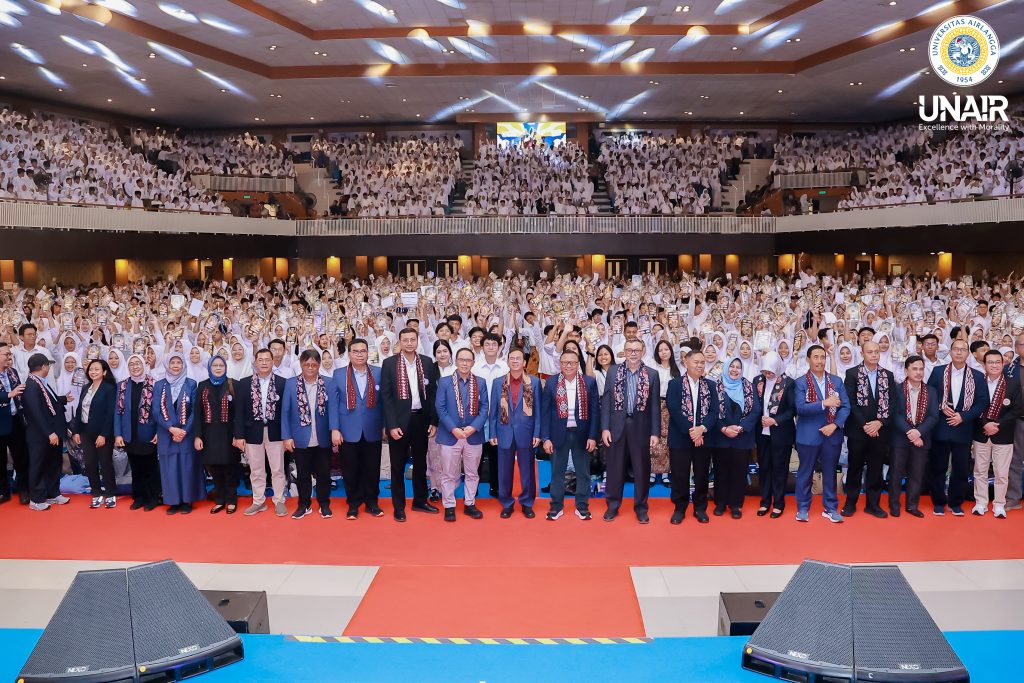 UNAIR leaderships with new students at the PKKMB closing ceremony (Photo: PKKMB UNAIR)