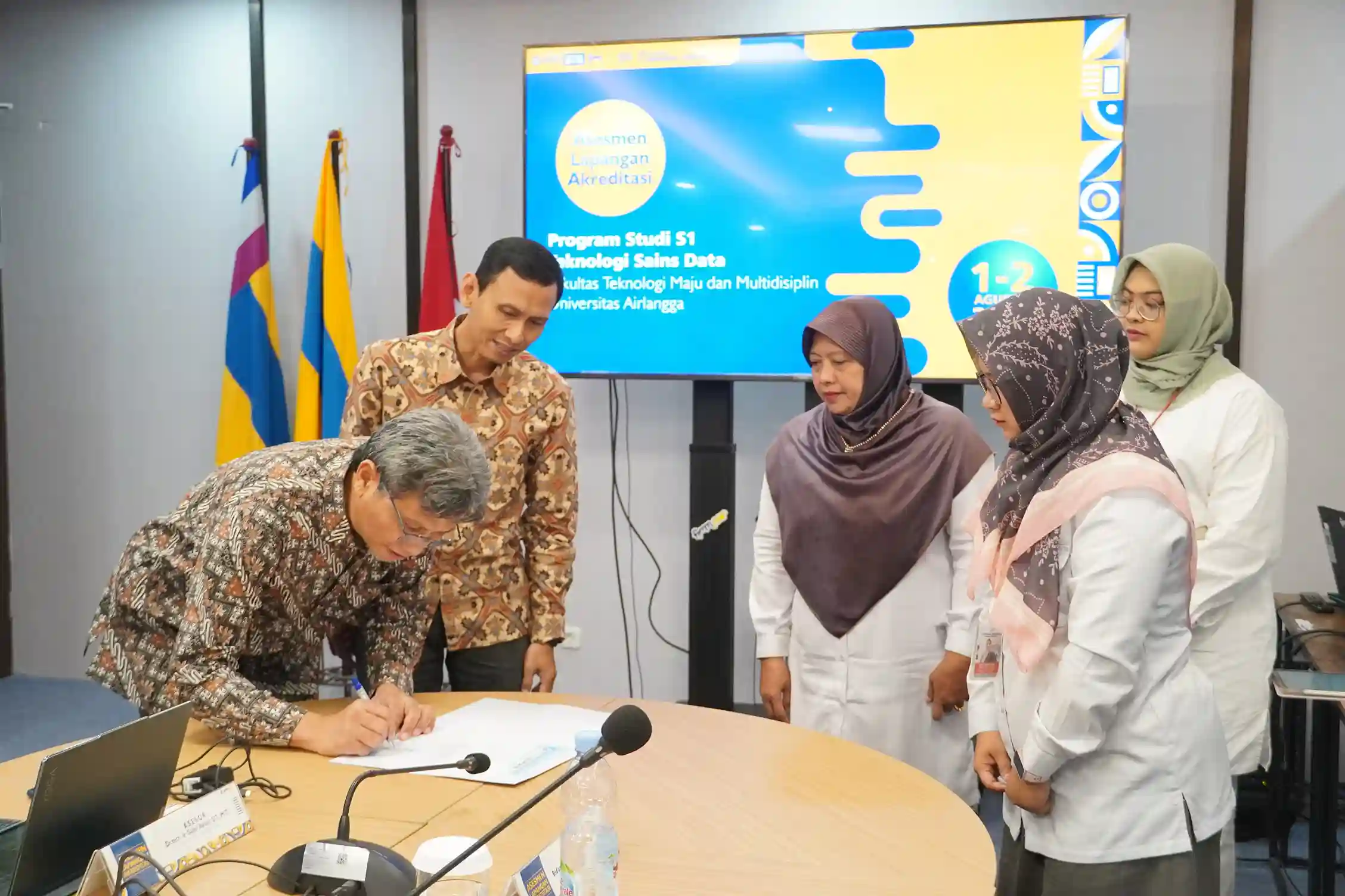 The Undergraduate Program in Data Science and Technology at Universitas Airlangga’s (UNAIR) Faculty of Advanced Technology and Multidiscipline (FTMM) underwent a two-day field assessment on August 1–2, 2025.  (Photo: FTMM)