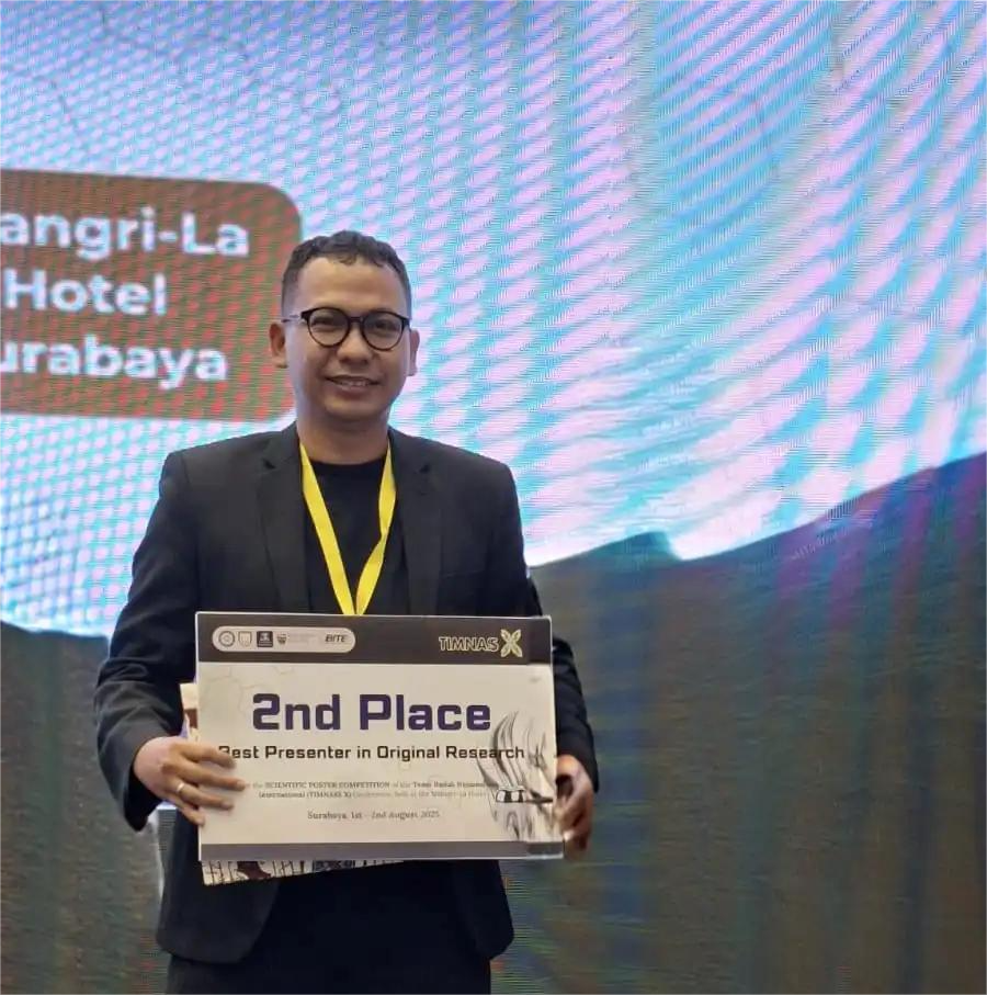 Dimas Prasetianto Wicaksono, mahasiswa Program Spesialis Ilmu Kedokteran Gigi Anak FKG UNAIR, saat menerima penghargaan Juara 2 kategori Original Research dalam ajang TIMNASS X Scientific Award yang diselenggarakan oleh FKG UNAIR pada 1–2 Agustus 2025 (Foto: Dok. Narasumber)