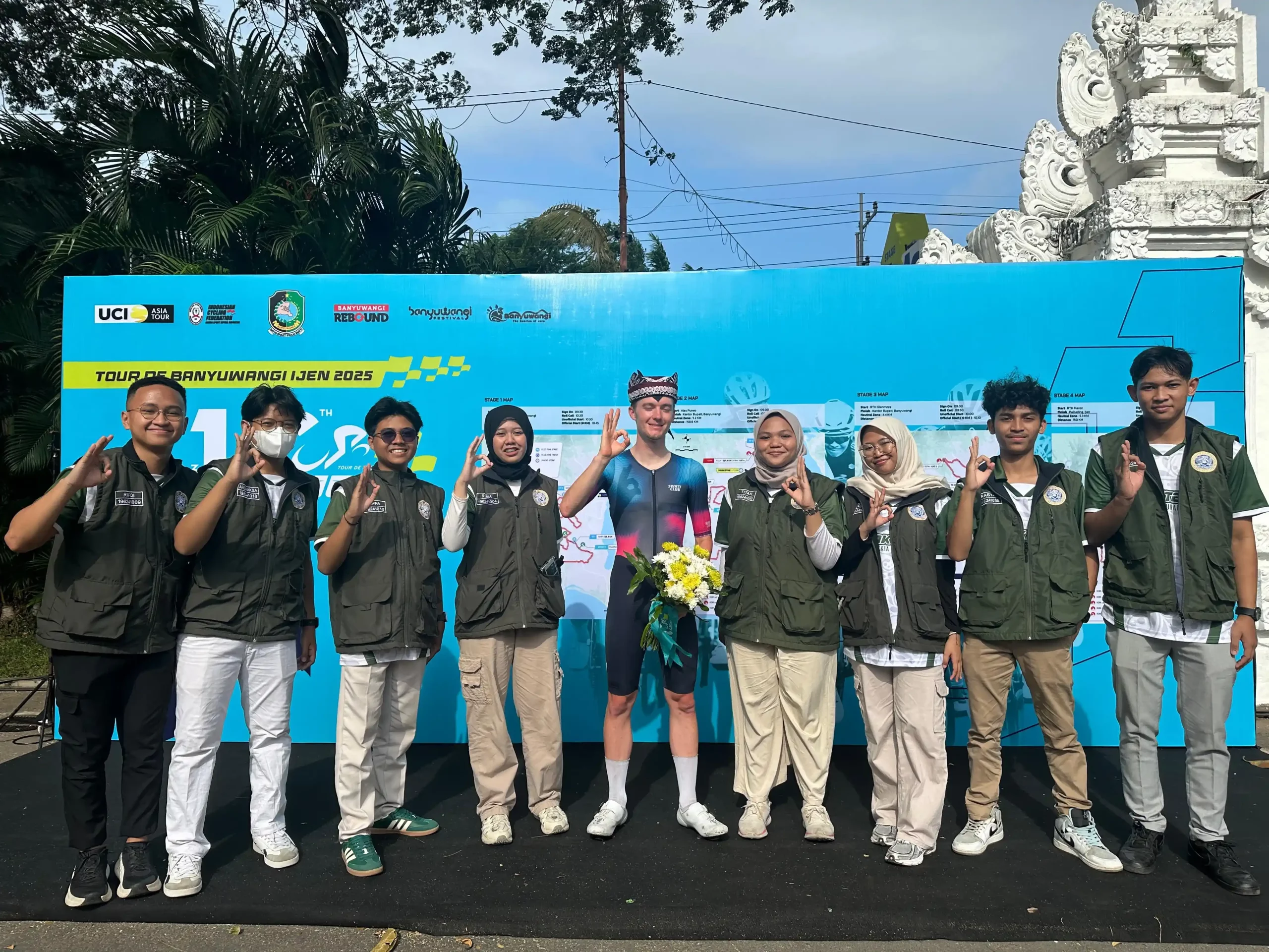 FIKKIA medical students with an international participant of the Tour de Banyuwangi Ijen 2025 (Photo: By courtesy)