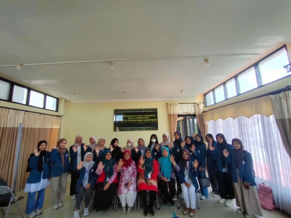 UNAIR representatives with the Merdeka TBC Awareness Campaign team. (Photo: By courtesy)