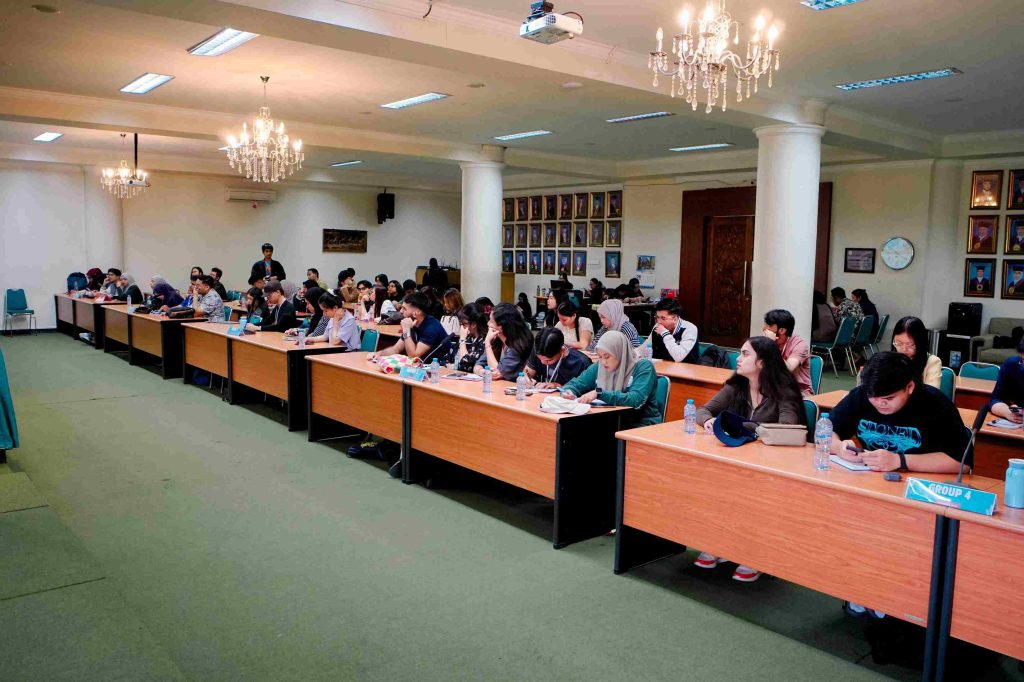 Peserta AUN Summer Camp: Airlangga Adventure (AirVenture) 2025 saat mengikuti Course 2: Environmental Health di Fakultas Kedokteran Hewan UNAIR, Senin (18/8/2025). (Foto: Panitia)