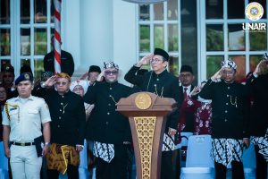 UNAIR Rector Prof. Muhammad Madyan led the 80th Independence Day ceremony at the Management Office, MERR-C Campus, on Sunday (Aug. 17, 2025). (Photo: UNAIR PKIP)