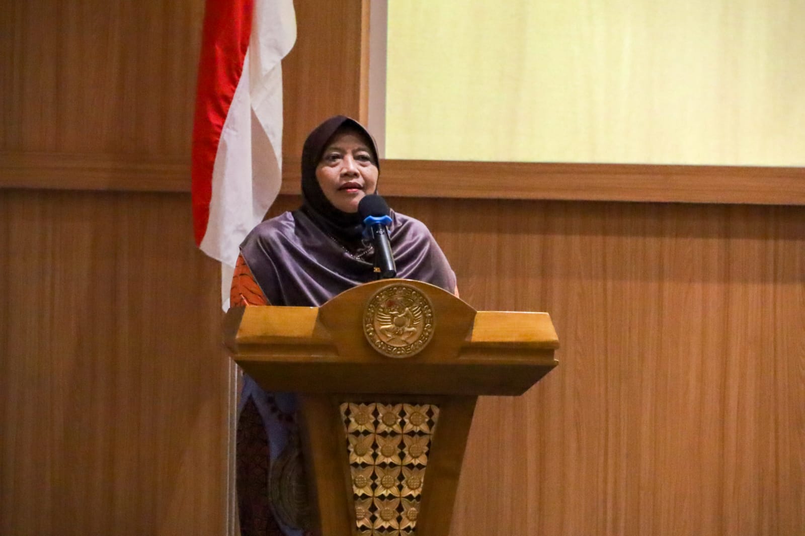 Prof Dr Ni’matuzzahroh Dra selaku wakil dekan I FTMM UNAIR saat menyampaikan sambutannya. (Foto: PKIP UNAIR)