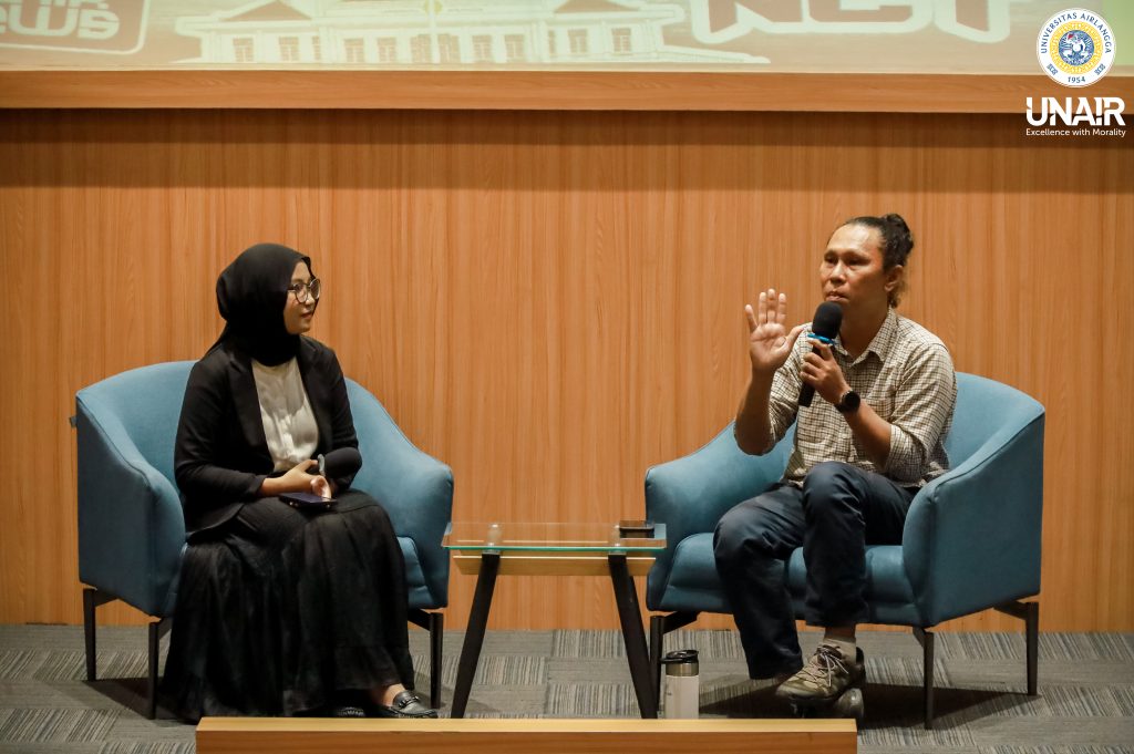 Pemaparan materi oleh Yulianus Andre Yuris, seorang jurnalis dan pemeriksa fakta Tempo.co sekaligus Ketua Aliansi Jurnalis Independen (AJI) Surabaya, pada Rabu (20/8/2025). (Foto: PKIP UNAIR)
