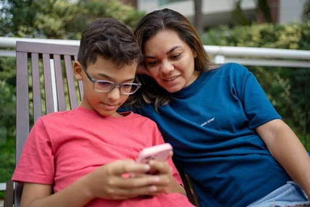 Ilustrasi Orang Tua yang sedang mendampingi Anak dalam Mengoperasikan Gadget (sumber: RRI)