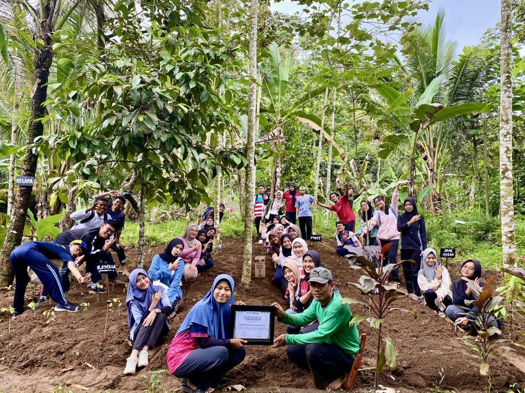 Penyerahan sertifikat oleh Ketua Pelaksana UKM KPA, Delima Asri Saraswati (kiri), kepada Pengelola Wisata Sendang Kalongan, Bapak Makmum (kanan). (Foto: Istimewa)