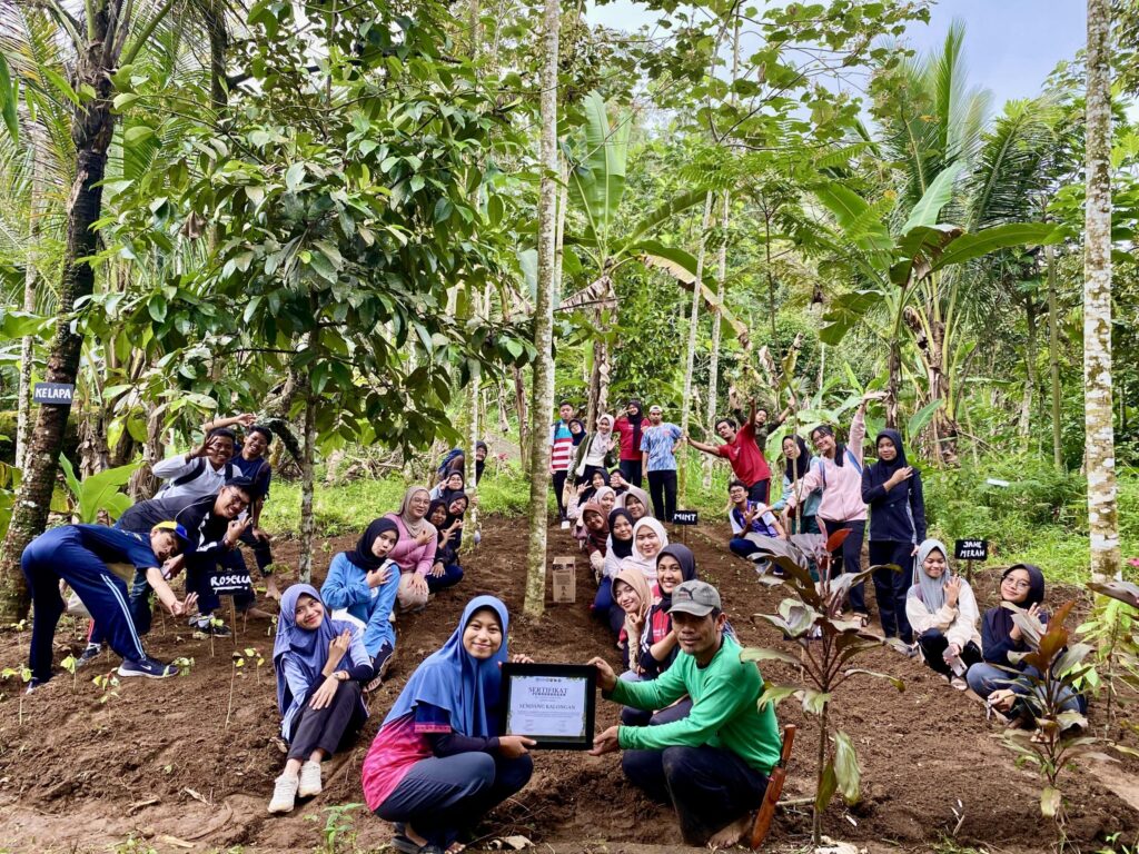 Penyerahan sertifikat oleh Ketua Pelaksana UKM KPA, Delima Asri Saraswati (kiri), kepada Pengelola Wisata Sendang Kalongan, Bapak Makmum (kanan). (Foto: Istimewa)
