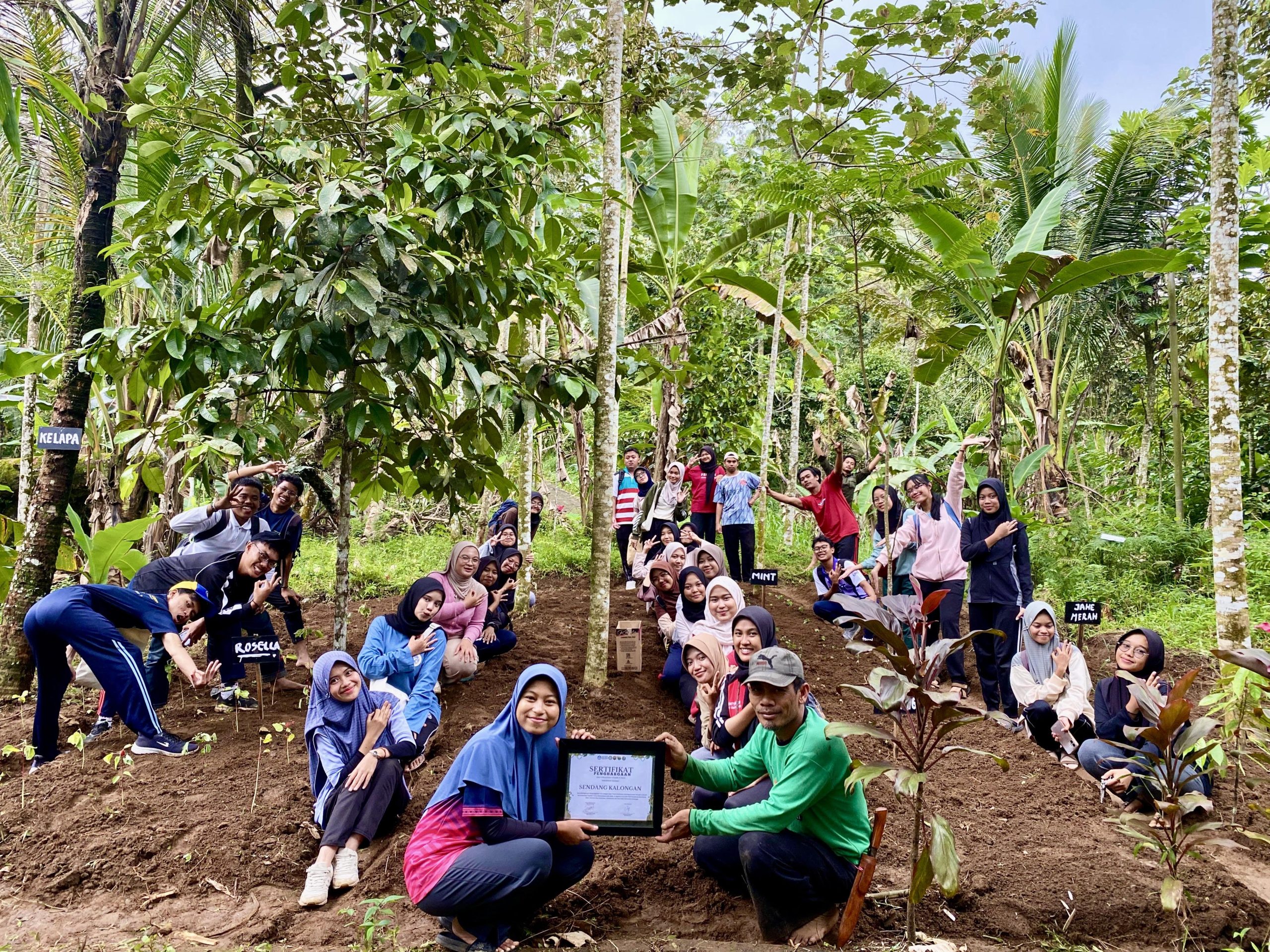 Penyerahan sertifikat oleh Ketua Pelaksana UKM KPA, Delima Asri Saraswati (kiri), kepada Pengelola Wisata Sendang Kalongan, Bapak Makmum (kanan). (Foto: Istimewa)