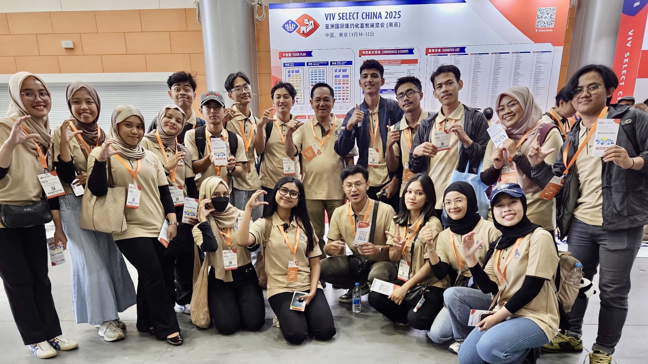 Vania Athalia Indarto Putri dan Dizalfa Kayla bersama para awardee CPBSA Batch 6 berpose dengan Presiden Direktur PT Charoen Pokphand Indonesia, Dr. (HC) Tjiu Thomas Effendy, S.E., M.B.A. pada ajang VIV Select China 2025 di Nanjing, Tiongkok. (Foto: Istimewa)