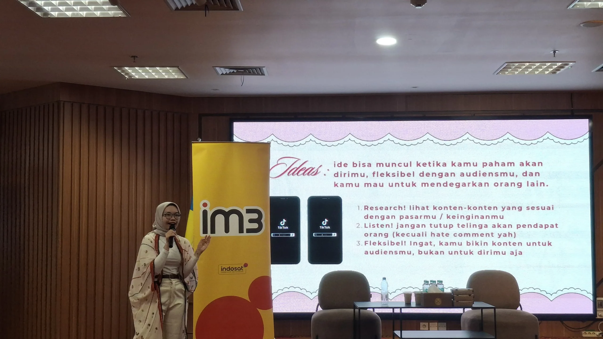 Vania Winola saat memaparkan materi terkait sukses mencari ide dan menjadi konten kreator pada webinar ICH. (Foto: Putri Andini)