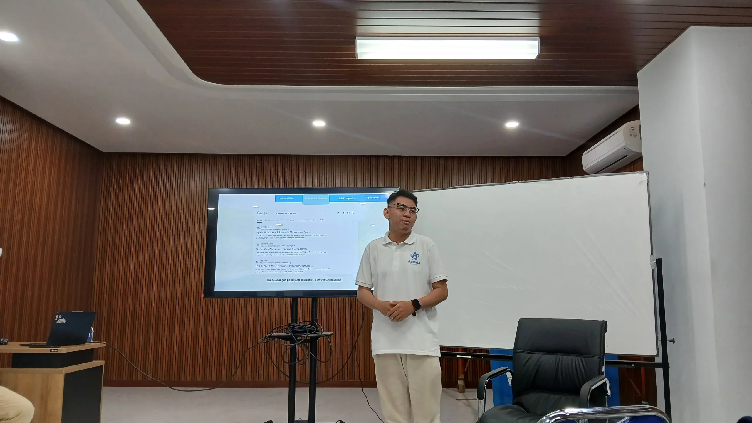 Azzam saat memaparkan materi start-up pada kegiatan Ngaji Preneurship. (Foto: Putri Andini)
