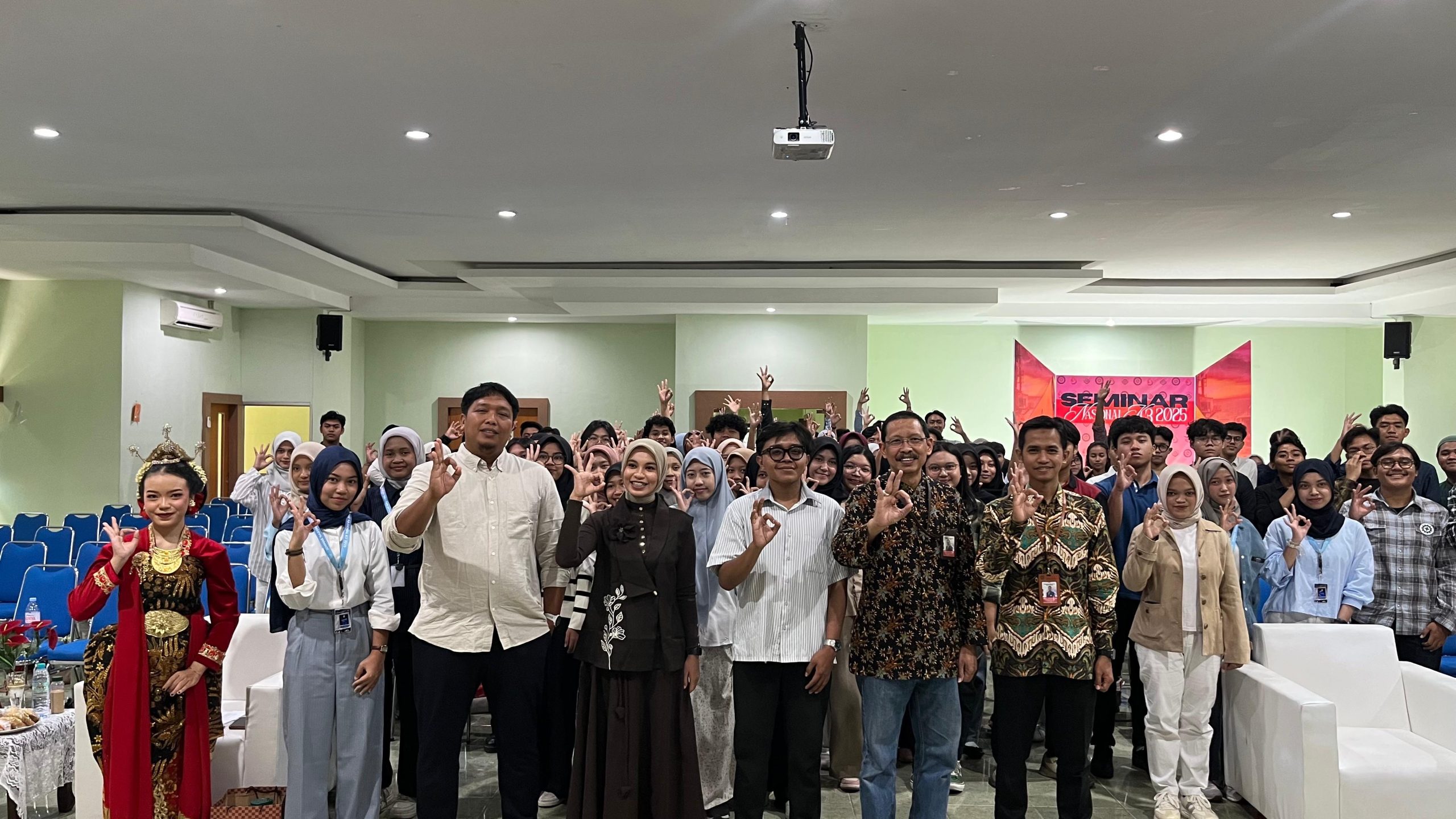 Sesi foto bersama Seminar Nasional K3 (27/09/2025) (Foto: Narasumber)