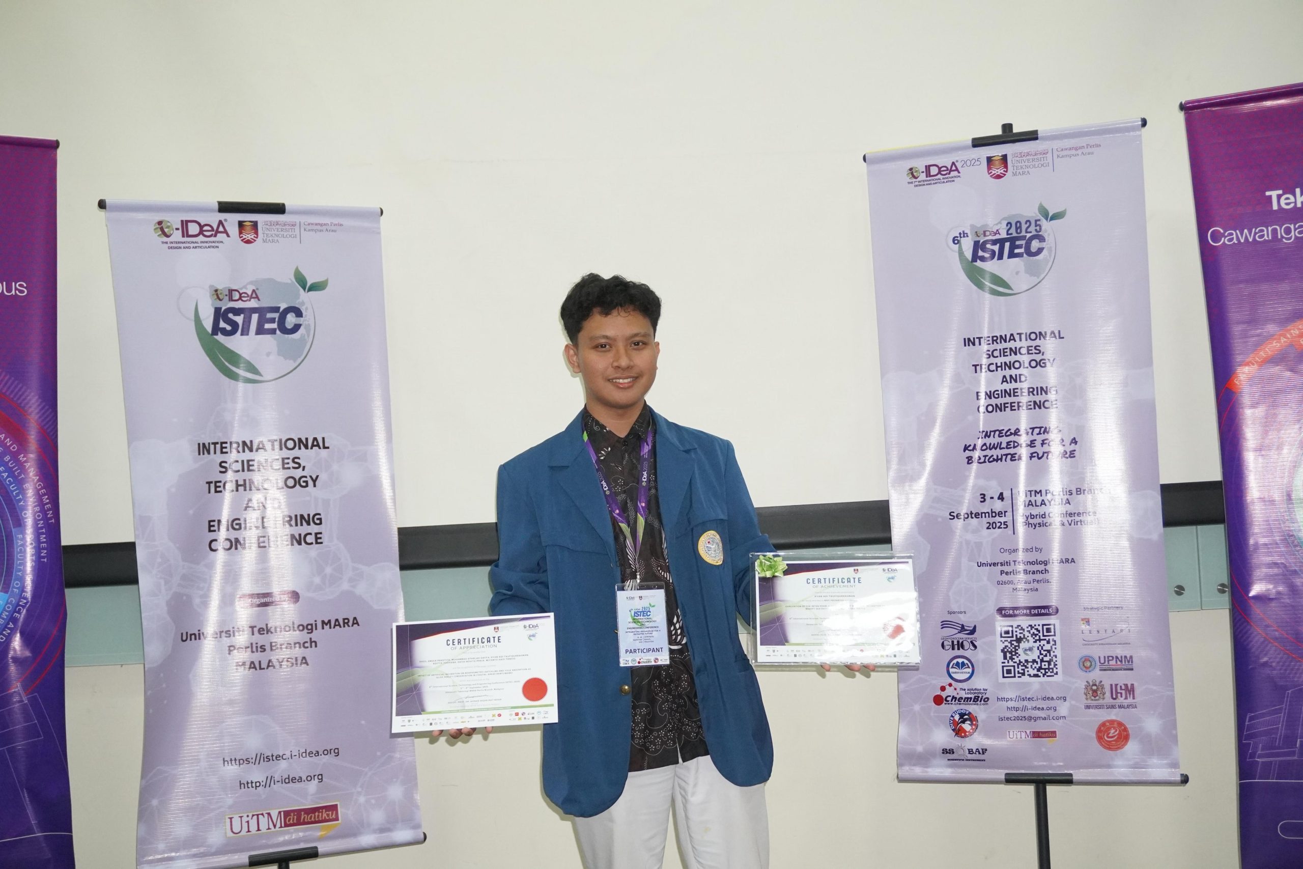 Potret Ryan Adi Taufiqurrahman membawa sertifikat Best Presenter Award pada ajang i-IDeA™ 2025 ISTEC di UiTM Perlis, Malaysia. (Foto: Istimewa)