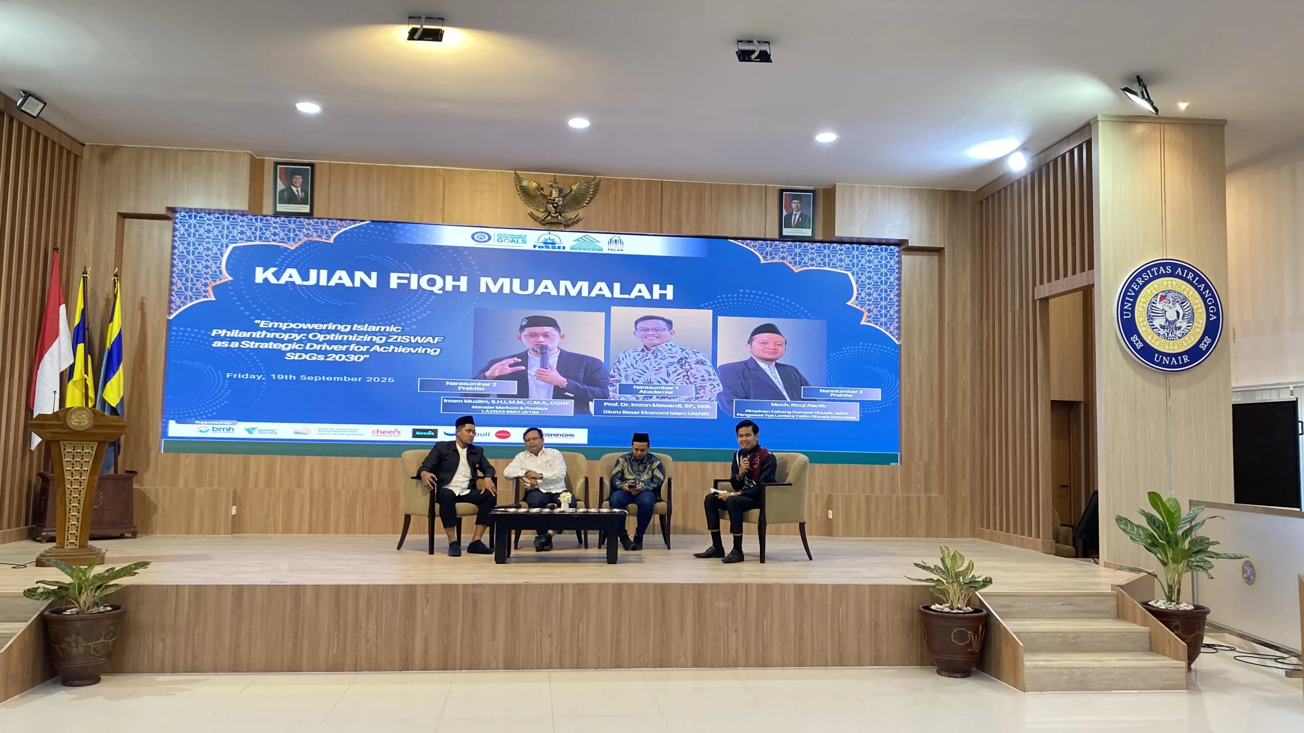 Sempat orang laki-laki duduk di depan audiens sedang menjadi pembicara diskusi