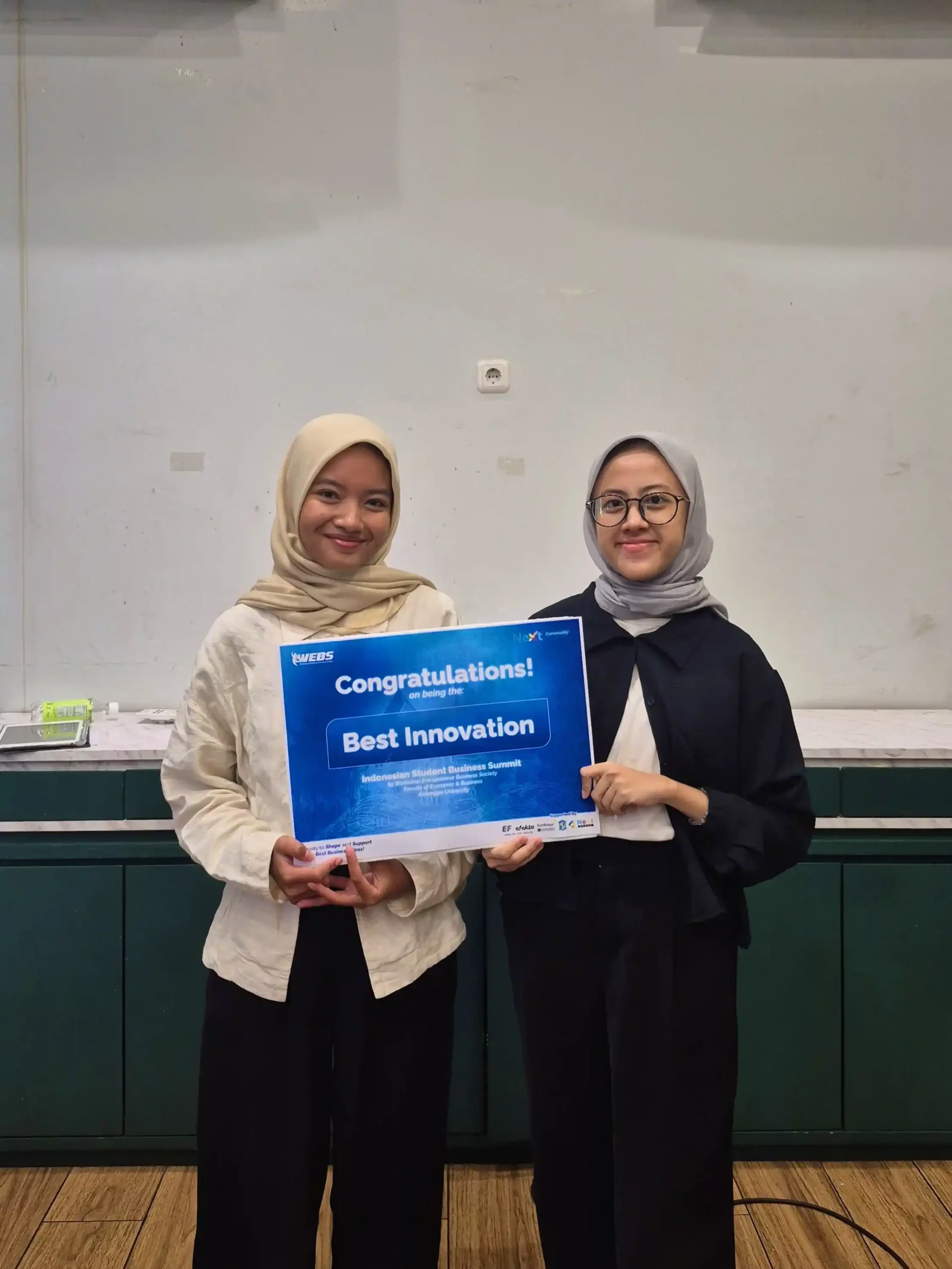 (kiri ke kanan) Aura Putricia Mahardini dan Siva Swastiwi menerima penghargaan best innovation acara ISBS 2025 (Foto: Siva Swastiwi)