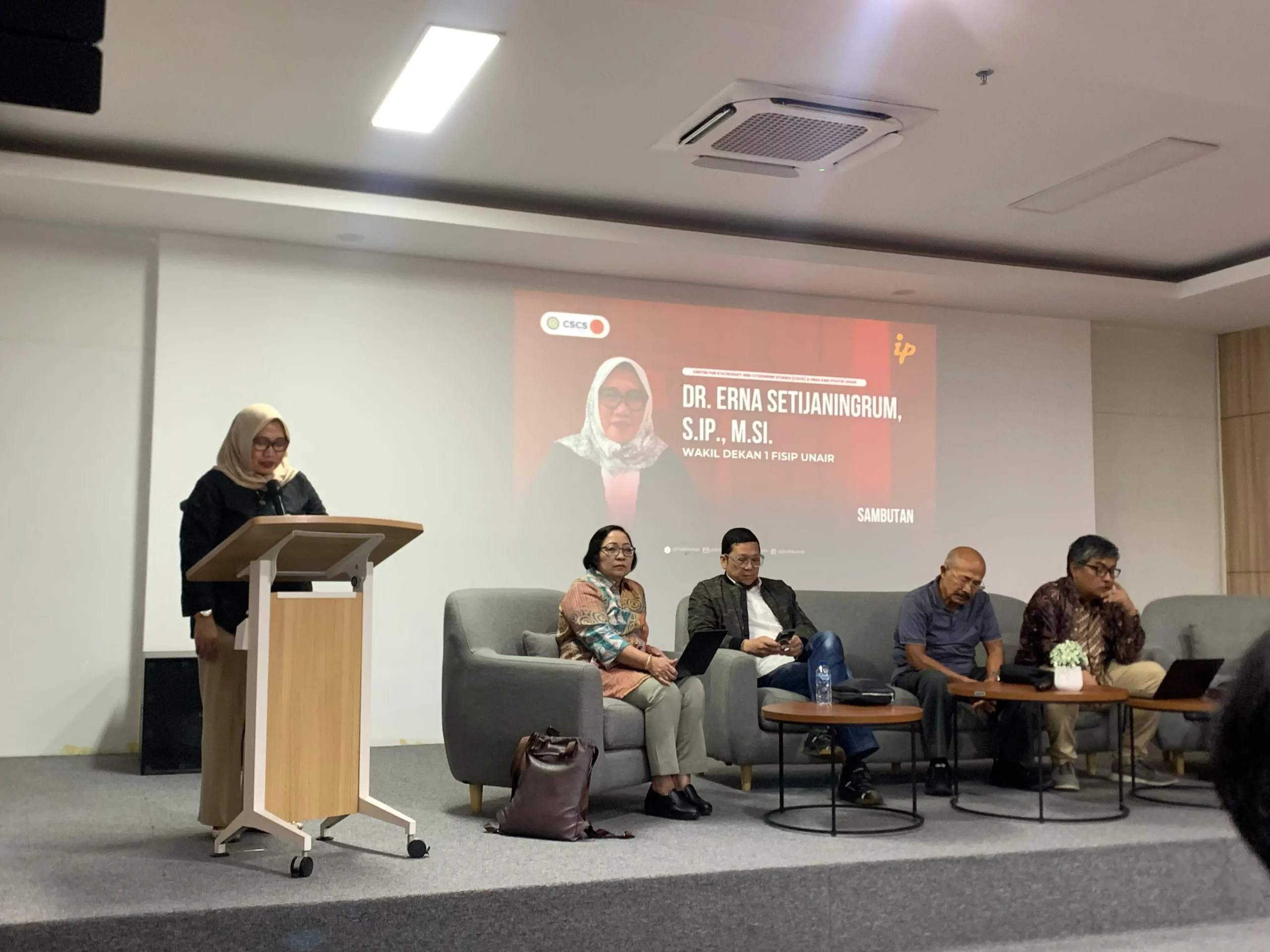 Dr Erna Setijaningrum SIP MSi, Wakil Dekan I FISIP UNAIR memberikan sambutannya pada kegiatan Diskusi Publik Reformasi Demokrasi Elektoral di Indonesia, Selasa ((27/9/2025)
