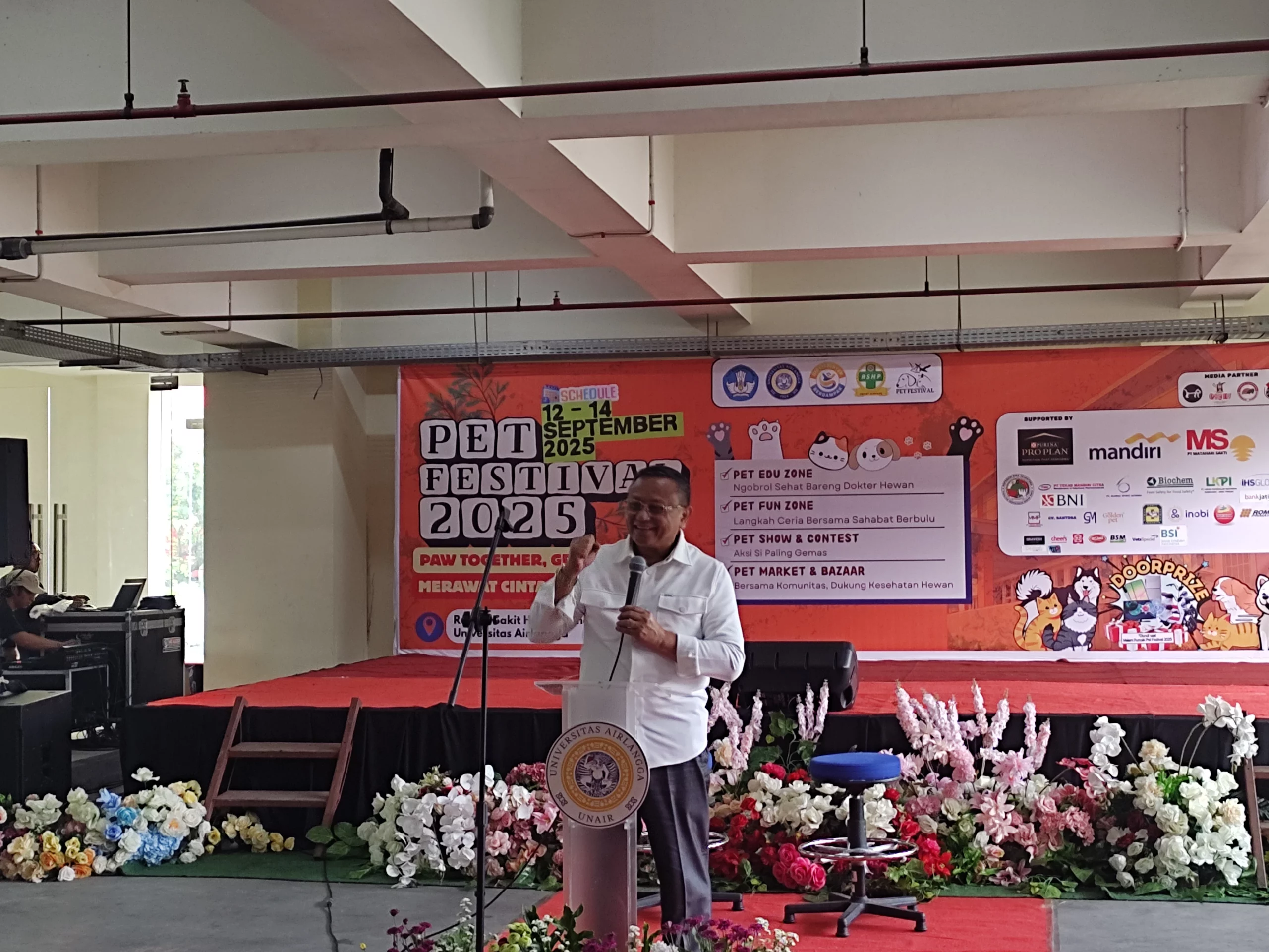 Sambutan Wakil Rektor Bidang Ekosistem Entrepreneurial dan Pengembangan Bisnis UNAIR Prof Dr Koko Srimulyo, Drs M Si pada Open Ceremony Pet Festival 2025 (dok: pribadi)