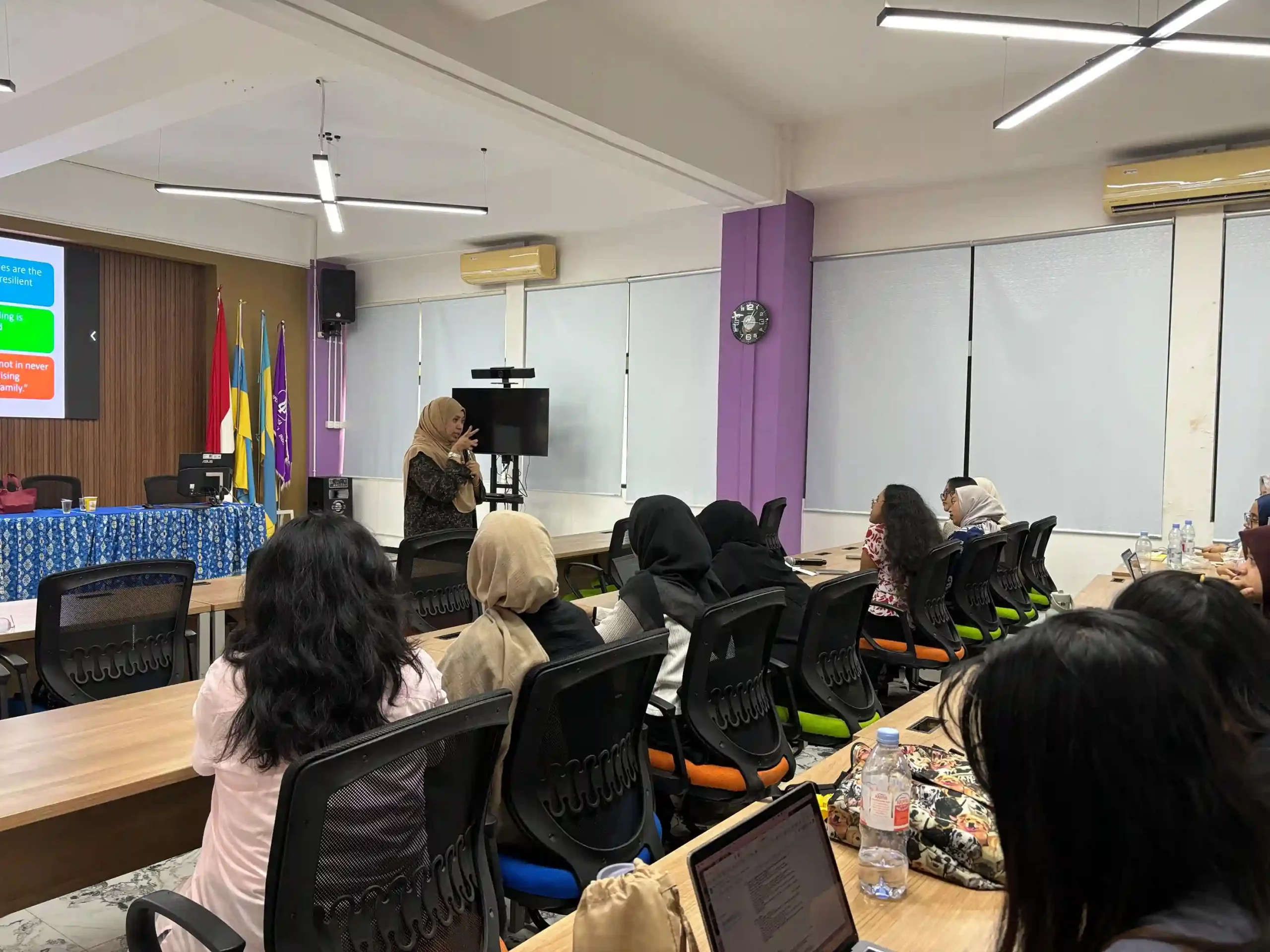 Prof. Dr. Siti Rozaina binti Kamsani dari Universiti Utara Malaysia (UUM) saat memberikan pemaparan materi dalam rangkaian Visiting Program (Foto: Istimewa)