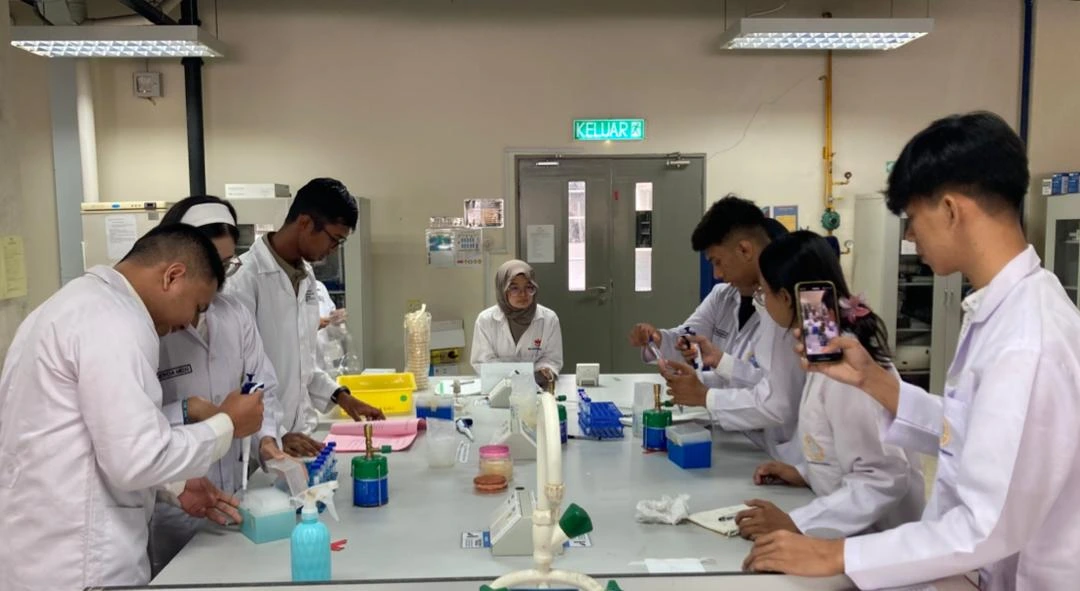 Students participating in laboratory practice during the International Internship Program at Universiti Kebangsaan Malaysia (UKM). (Photo: By courtesy)