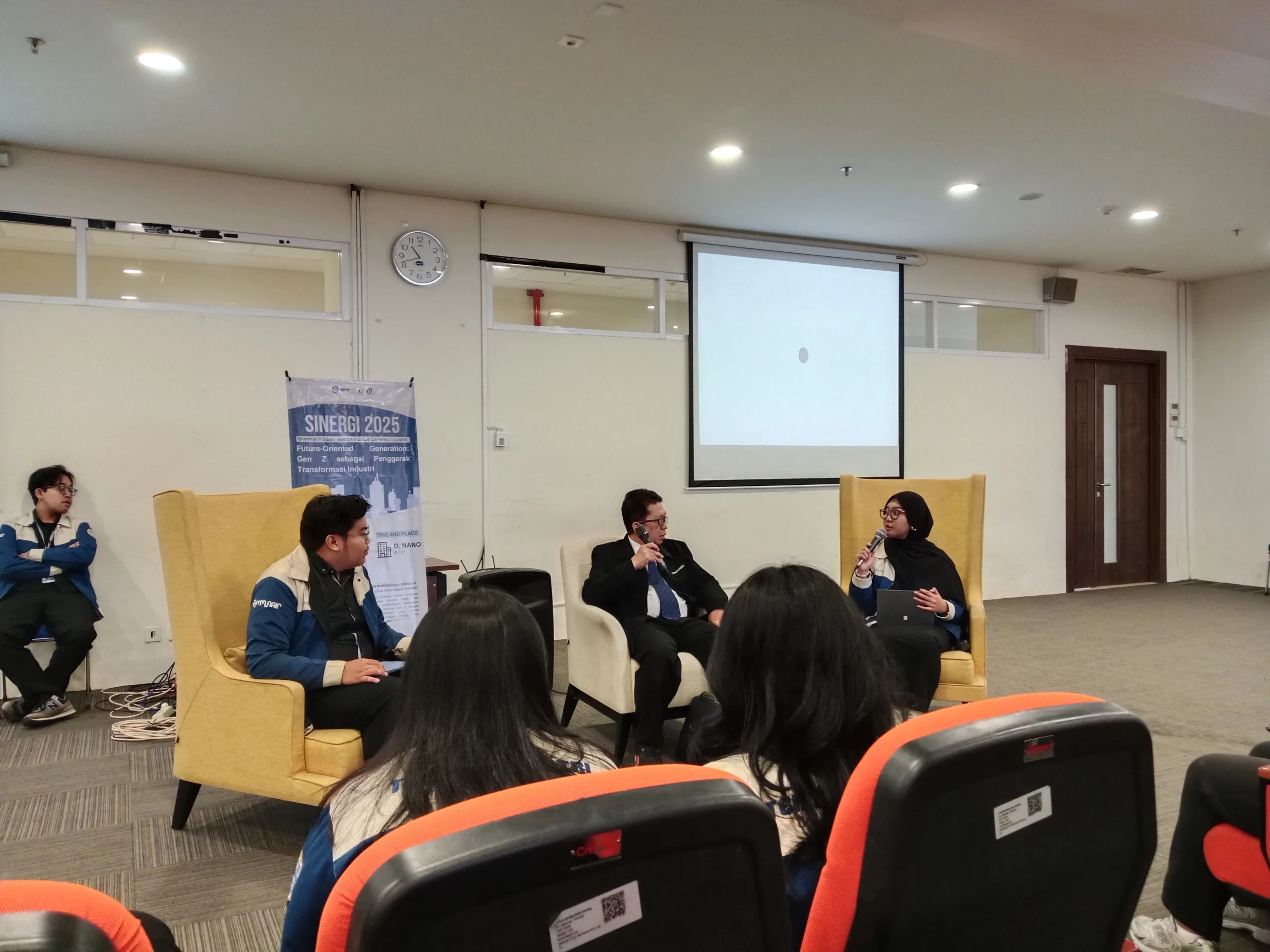 HMTI UNAIR selenggarakan Seminar Industri Nasional untuk Generasi Inovatif (Sinergi) pada Sabtu (13/9/2025) di Gedung Nano, Kampus Merr C. (Foto: Nur Khovivatul Mukorrobah)