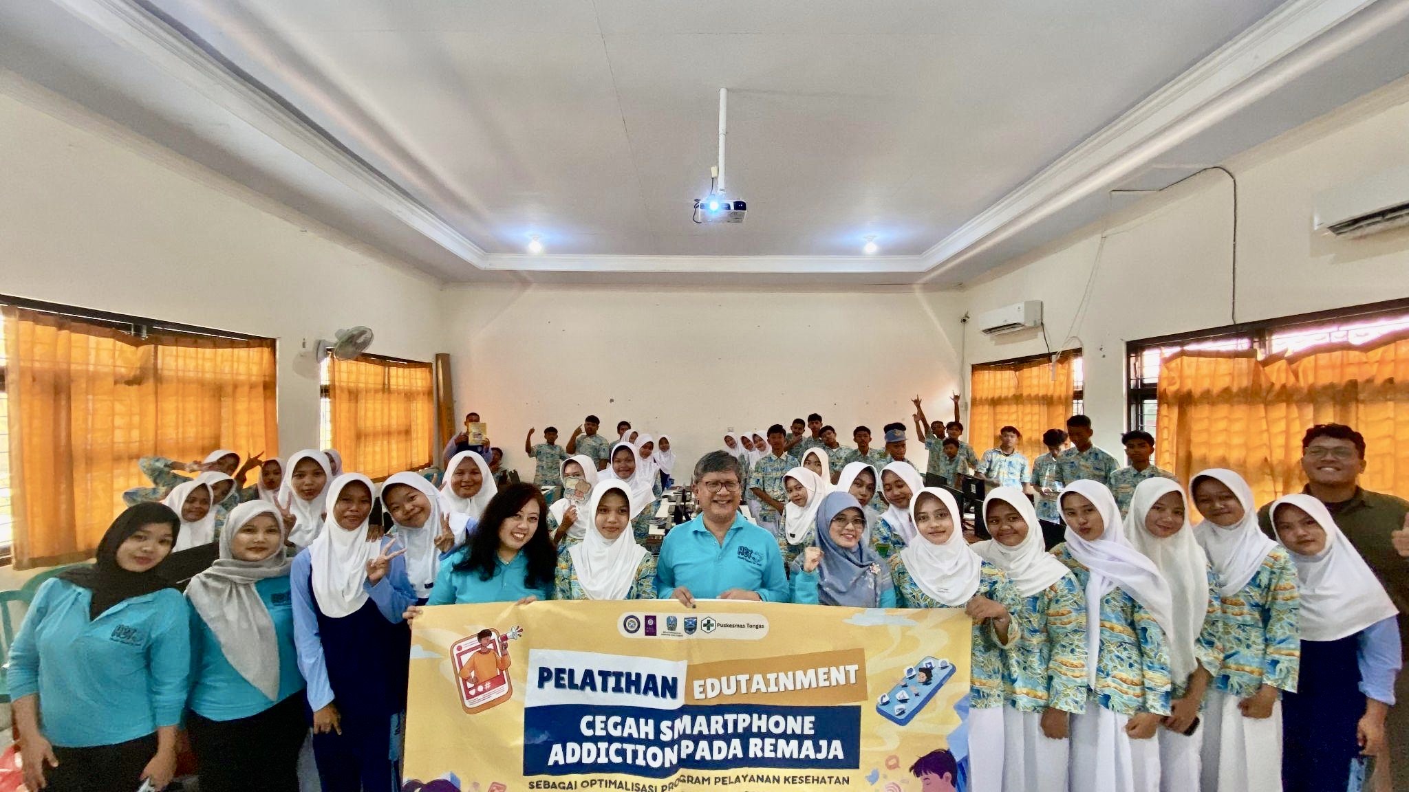Dokumentasi bersama tim panitia pengabdian masyarakat Fakultas Kesehatan Masyarakat Universitas Airlangga dengan para siswa peserta kegiatan di SMAN 1 Tongas, Probolinggo. (Foto: Istimewa).