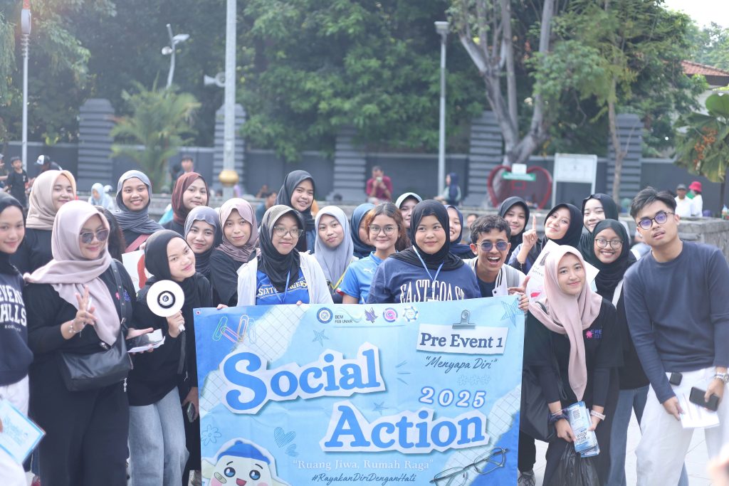 Volunteer BEM FEB UNAIR berfoto bersama usai rangkaian Pre-Event 1 Social Action 2025 bertajuk Menyapa Diri di CFD Taman Bungkul, Surabaya. (Foto: Dok. Panitia)