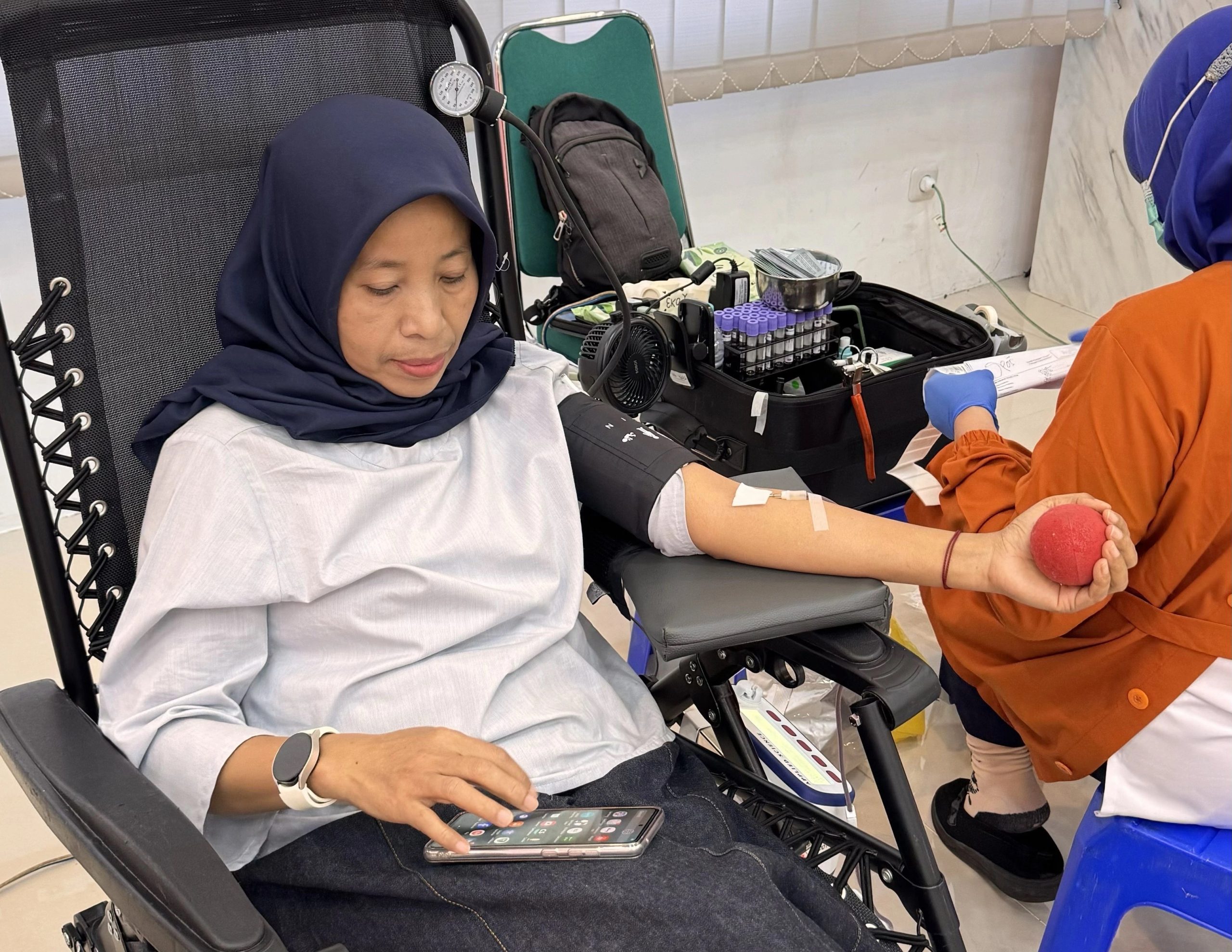 Salah satu peserta tengah melakukan proses donor darah dalam kegiatan “Give Blood, Carry Hope” yang diselenggarakan BEM FEB UNAIR bersama PMI pada Senin (15/9/2025) di Aula Fadjar, Kampus Dharmawangsa-B. (Foto: Istimewa)
