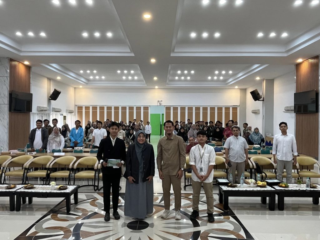 Participants attend the Islamic Business Seminar titled “Strengthening the Foundations of Islamic Economy as a Strategic Driver for Business Transformation Towards Achieving the SDGs 2030,” hosted by FEB UNAIR on Saturday (Sept 20, 2025).