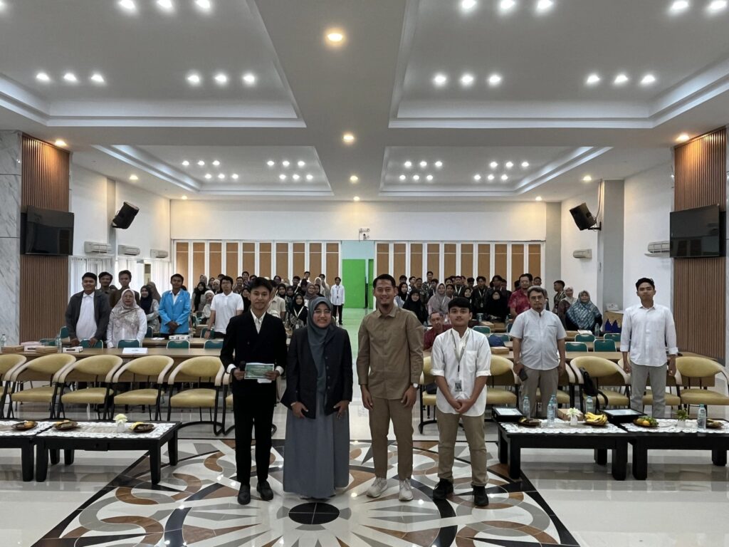 Participants attend the Islamic Business Seminar titled “Strengthening the Foundations of Islamic Economy as a Strategic Driver for Business Transformation Towards Achieving the SDGs 2030,” hosted by FEB UNAIR on Saturday (Sept 20, 2025).