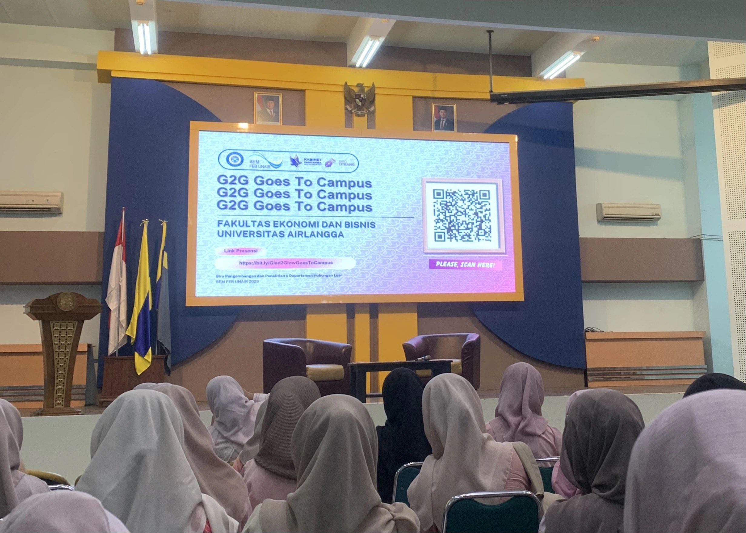 Suasana talkshow Glad2Glow Goes to Campus bertajuk Glow Up Your Career: Personal Branding 101 di Aula Soepoyo, Kampus Dharmawangsa-B, Fakultas Ekonomi dan Bisnis Universitas Airlangga, Rabu (24/9/2025). (Foto: Era Fazira)