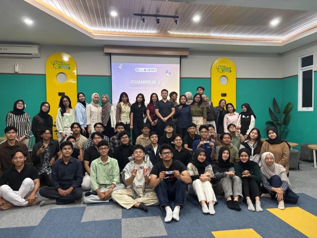 Sesi foto bersama acara Cuankruk 3 di Creative Lounge FEB UNAIR, Kamis (25/9/2025). (Foto: Panitia)