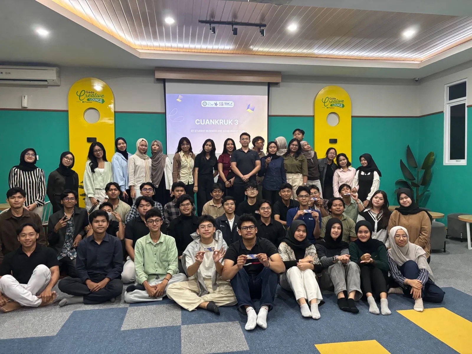 Sesi foto bersama acara Cuankruk 3 di Creative Lounge FEB UNAIR, Kamis (25/9/2025). (Foto: Panitia)