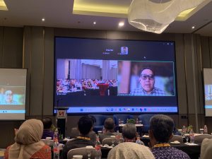 Dr Drh Agung Suganda M Si, Direktur Jenderal Peternakan dan Kesehatan Hewan Kementerian Pertanian RI, saat memaparkan materi dalam Seminar SAGAVET 2025 yang diselenggarakan oleh FKH UNAIR dan PDHI Jatim I, Sabtu (27/9/2025). (Foto: Era Fazira)