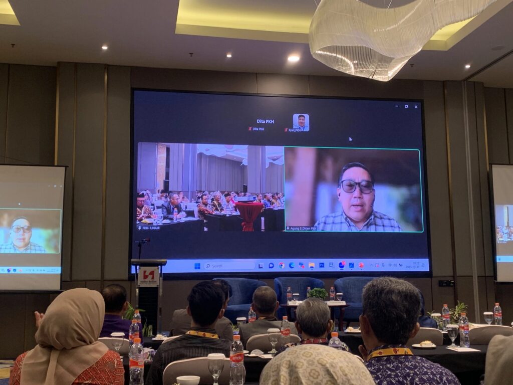 Dr Drh Agung Suganda M Si, Direktur Jenderal Peternakan dan Kesehatan Hewan Kementerian Pertanian RI, saat memaparkan materi dalam Seminar SAGAVET 2025 yang diselenggarakan oleh FKH UNAIR dan PDHI Jatim I, Sabtu (27/9/2025). (Foto: Era Fazira)