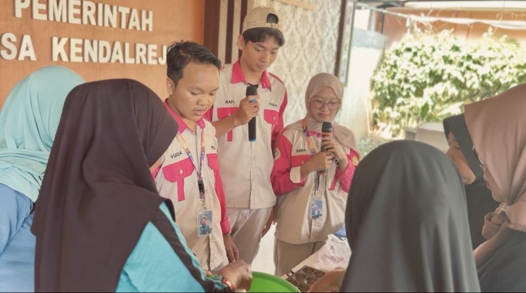 Tim PPK Ormawa SEJATI mendemonstrasikan klemben buah naga di hadapan Ibu PKK dan Kelompok Pelangi Migran. (Foto: Istimewa).