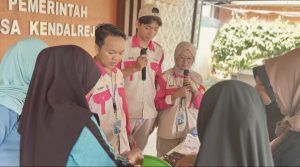 Tim PPK Ormawa SEJATI mendemonstrasikan klemben buah naga di hadapan Ibu PKK dan Kelompok Pelangi Migran. (Foto: Istimewa).