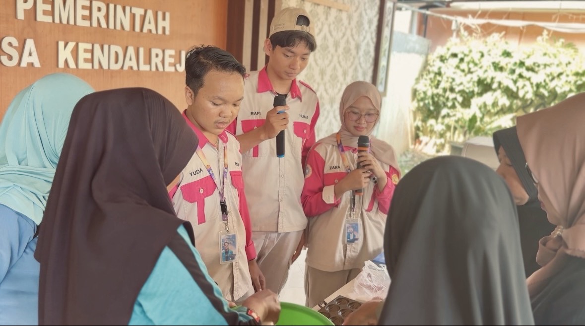 Tim PPK Ormawa SEJATI mendemonstrasikan klemben buah naga di hadapan Ibu PKK dan Kelompok Pelangi Migran. (Foto: Istimewa).