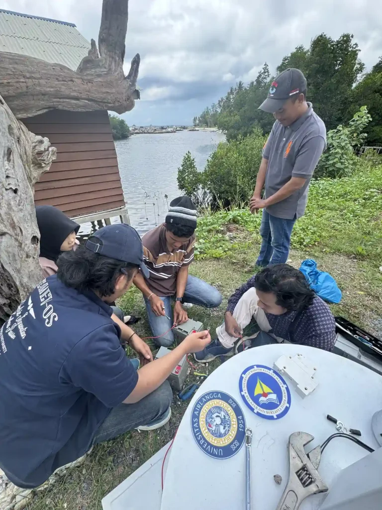 FTMM, in collaboration with Raja Ali Haji Maritime University (UMRAH) Tanjungpinang, built a solar-powered charging station in Pengudang Village, Teluk Sebong Sub-district, Bintan Regency, Riau Islands (Photo: By courtesy).