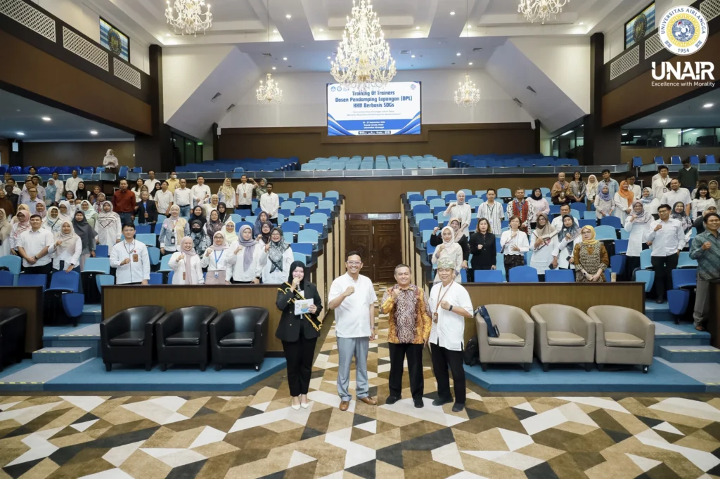 Institute for Sustainable Community Services (LPMB), hosted a Training of Trainers (ToT) program for faculty supervisors of the Community Service–Learning with Communities (KKN BBK) initiative, held on Friday, September 26, 2025, at the Garuda Mukti Hall on the MERR-C Campus (Photo: UNAIR Public Relations)