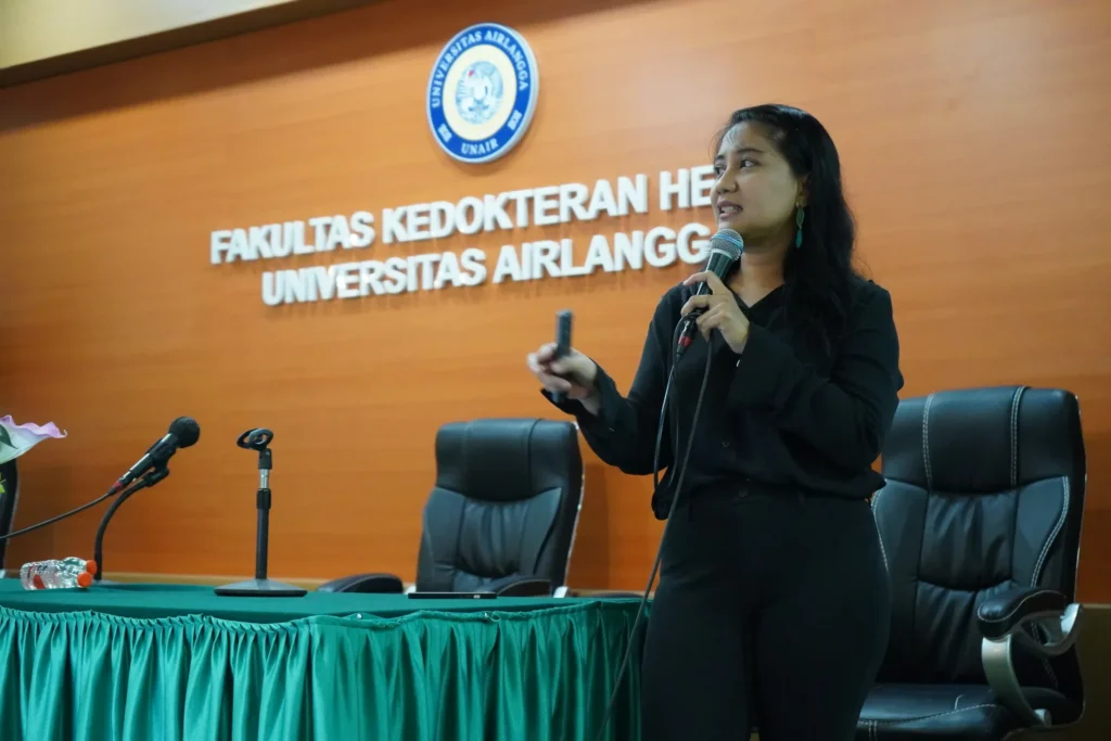 Lina Susanti drh MSc PhD dalam penyampaian materi mitigasi kesenjangan teori dan praktik (Foto: Istimewa)