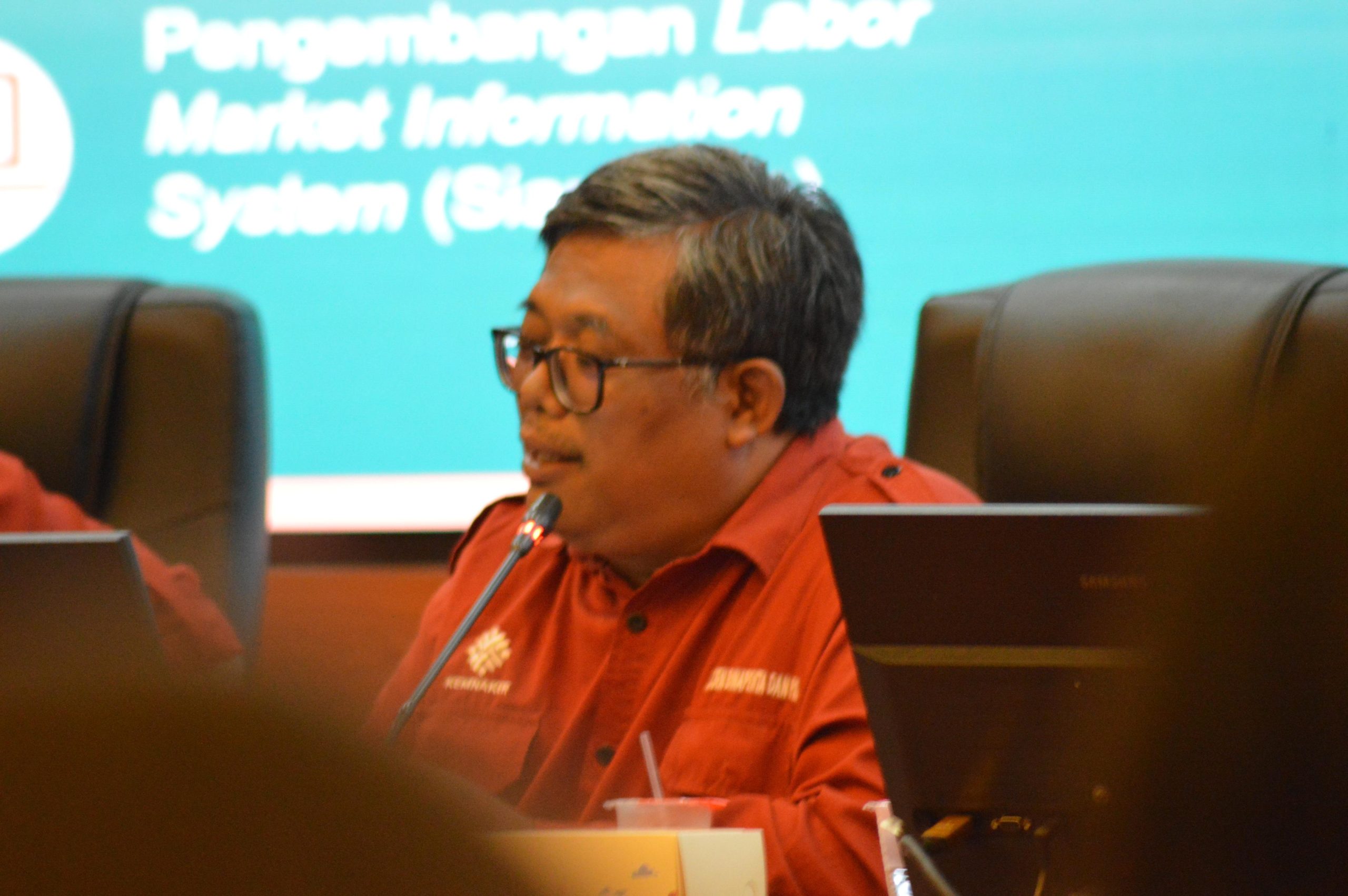 Potret Irwan Arifiyanto selaku Koordinator Bidang PEP (Penyusunan Evaluasi dan Pelaporan) saat sesi penyampaian materi. (Foto: Istimewa)