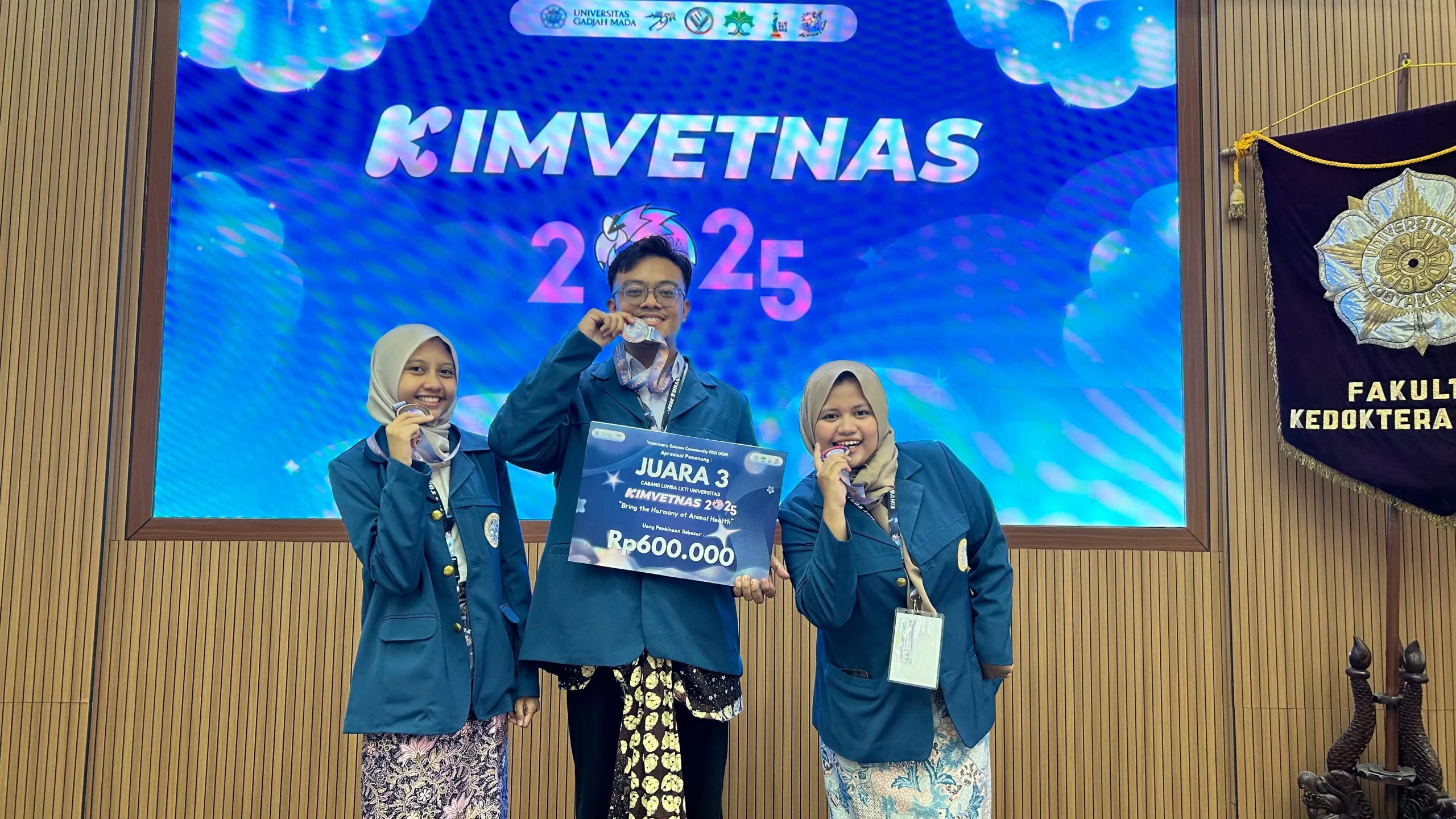 Potret Mahasiswa Unair Sabet Juara 3 Nasional, Gadis Jacinda Elysia Tabina (kiri), Beryl Christoper Fernando Utomo (tengah), dan Kharisma Putri Utami (kanan). (Foto: Istimewa)