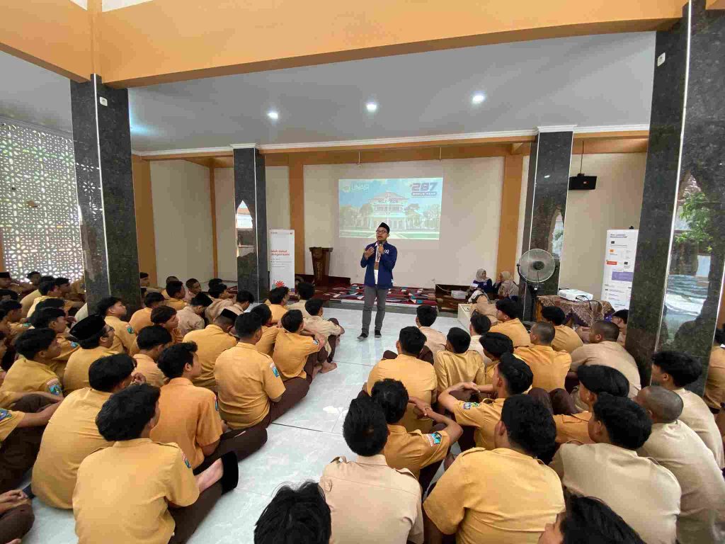 Asroful menyampaikan materi pengenalan UNAIR dan beasiswa LPDP