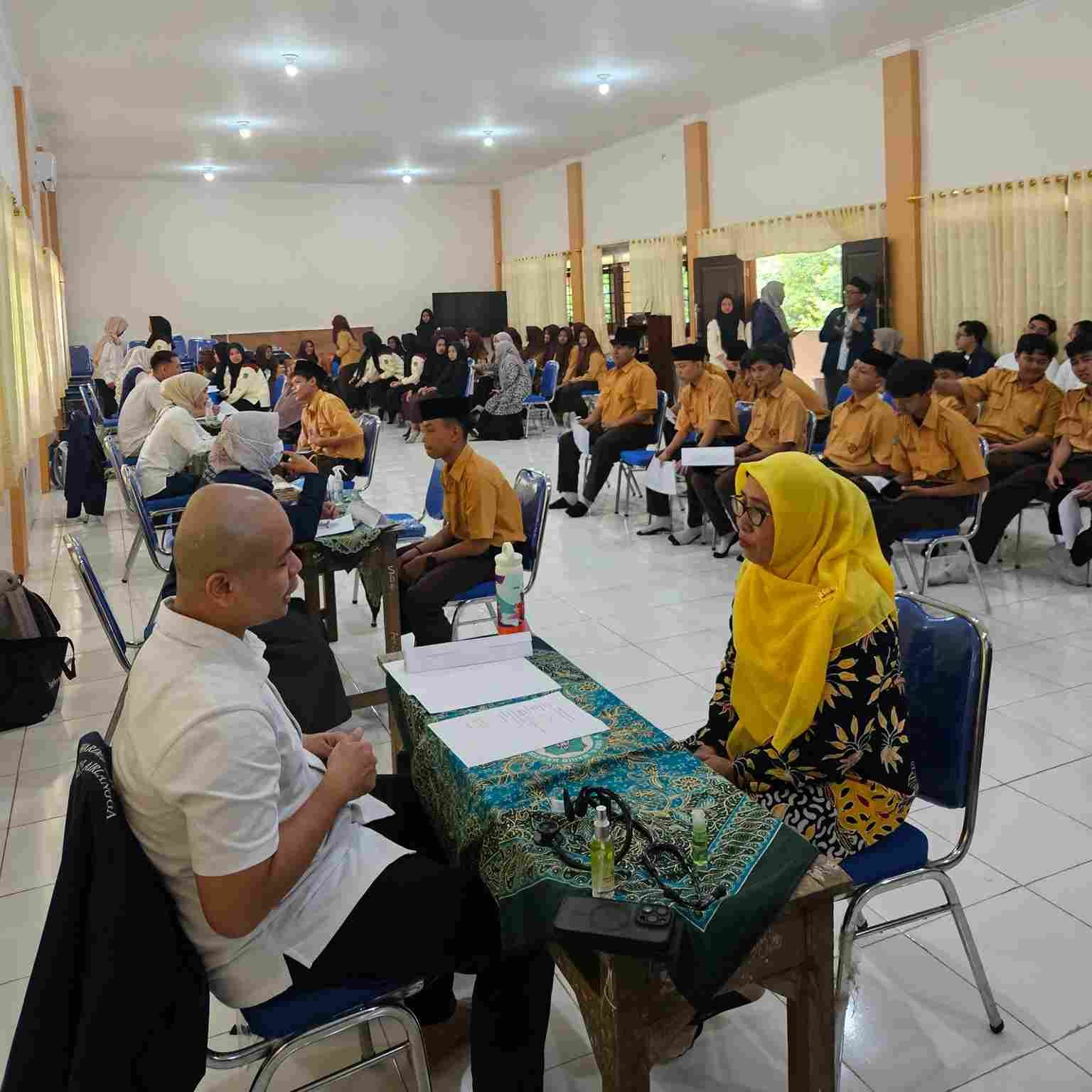 layanan pemeriksaan dan konsultasi kesehatan gratis di aula sekolah mendapat antusiasme tinggi dari siswa, guru, dan pegawai (Foto: Istimewa)